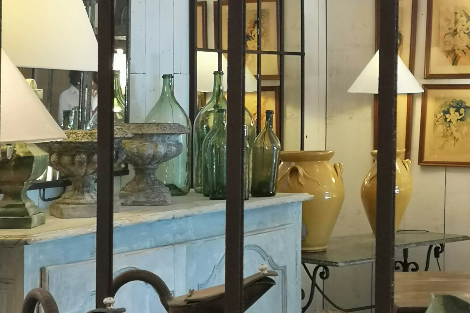 Vasques de pierre et pots à confit chez un antiquaire de L'Isle-sur-la-Sorgue