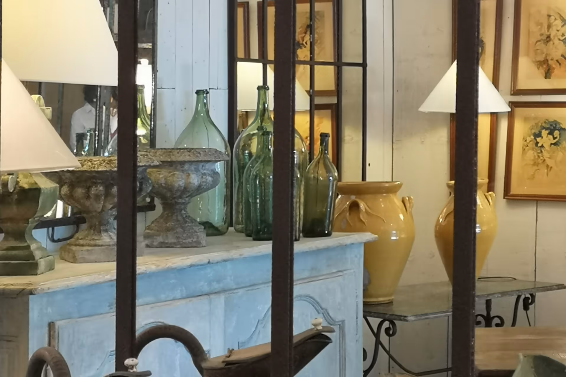 Vasques de pierre, dames-jeannes en verre et pots à confit chez un antiquaire de L'Isle-sur-la-Sorgue