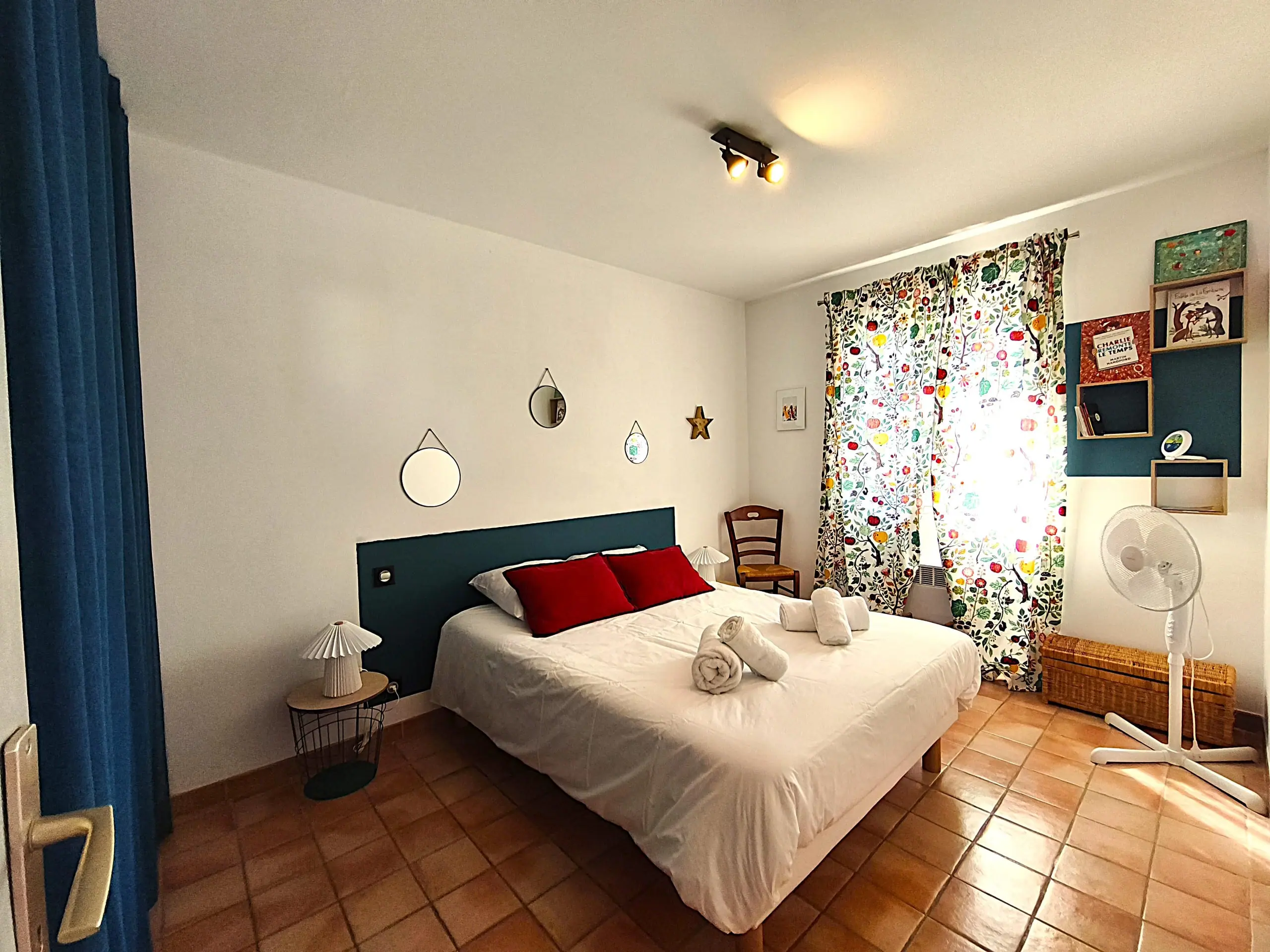 La première chambre de plain-pied, vue vers la fenêtre