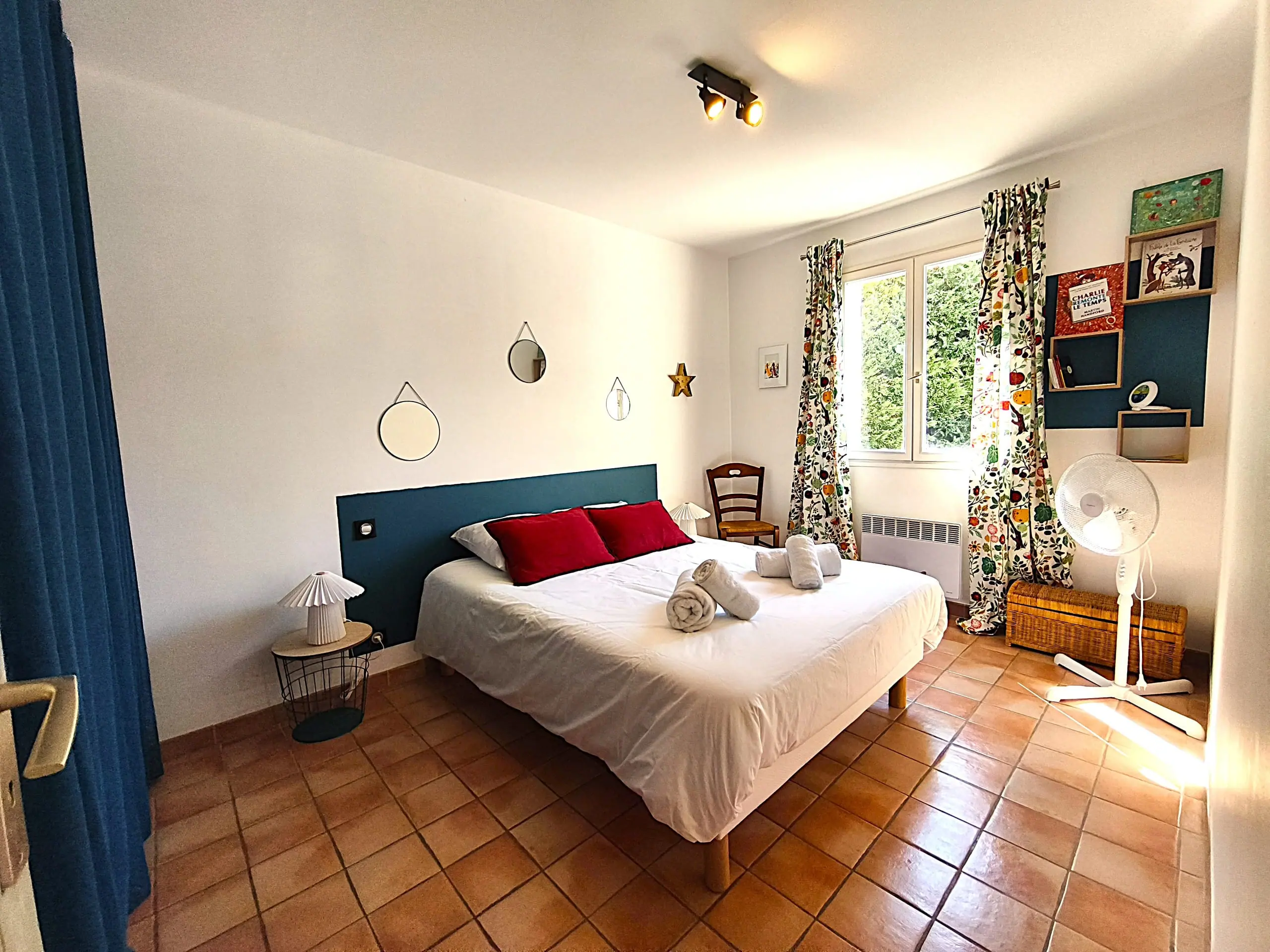 Première chambre de plain-pied et sa tête de lit bleu canard