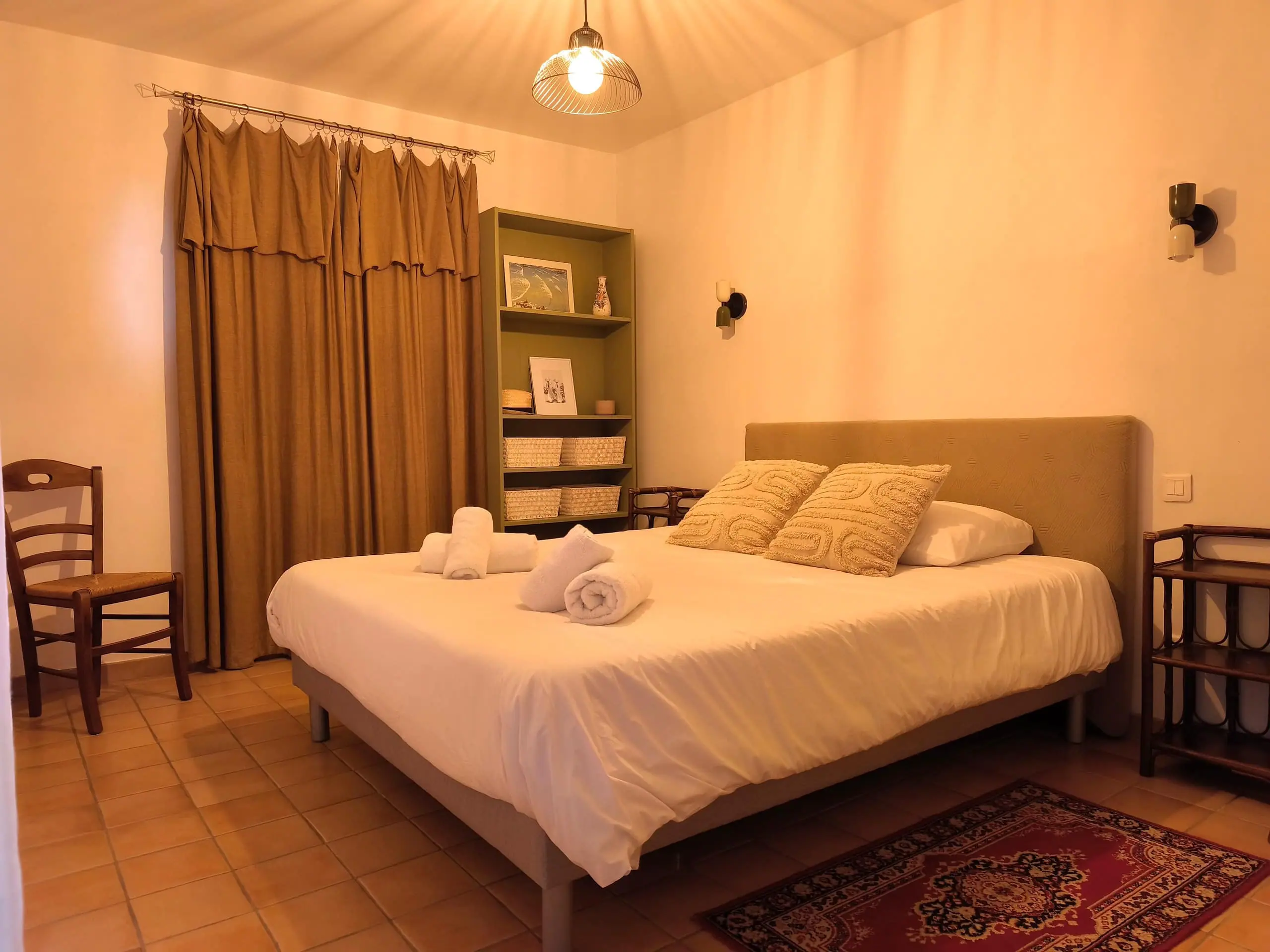 L'étagère et la penderie de la deuxième chambre