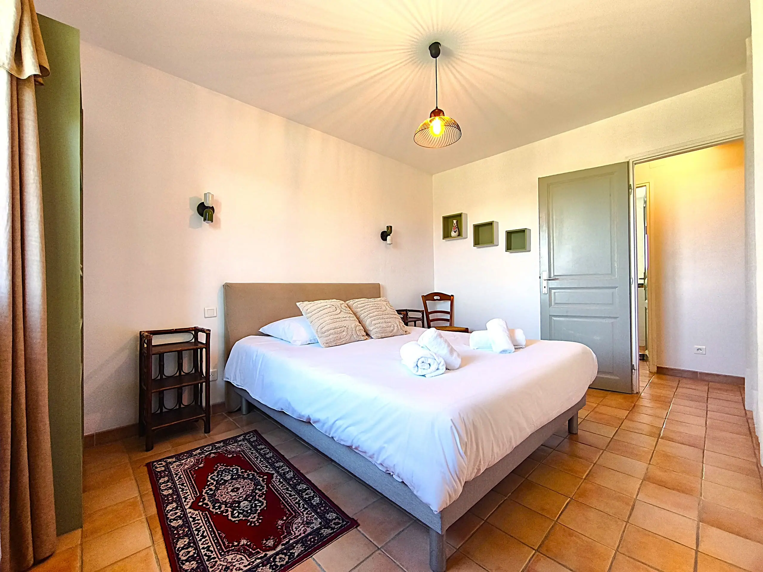 La deuxième chambre et son accès au couloir