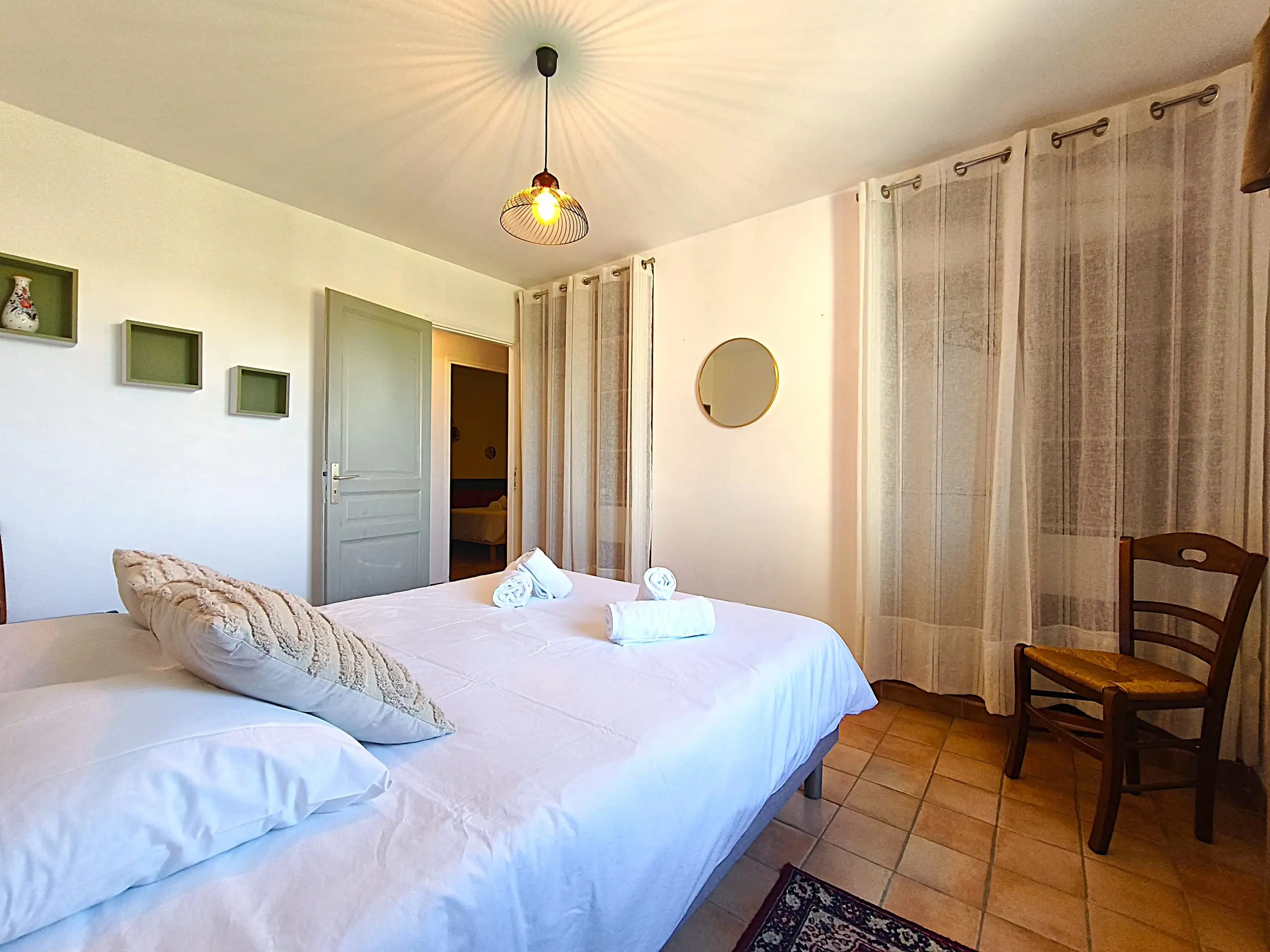 La deuxième chambre et ses rideaux en lin