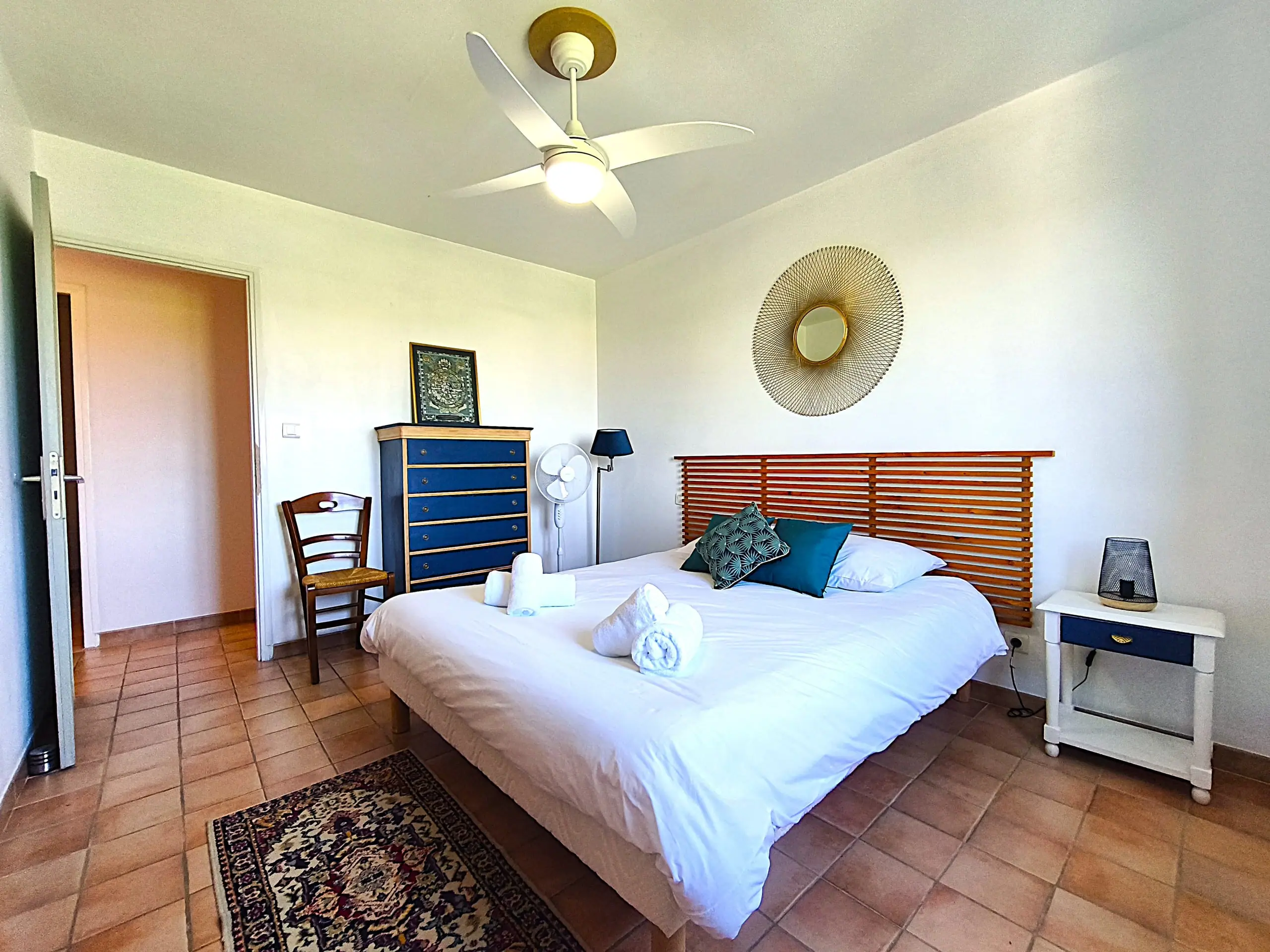 La troisième chambre et sa tête de lit en bois