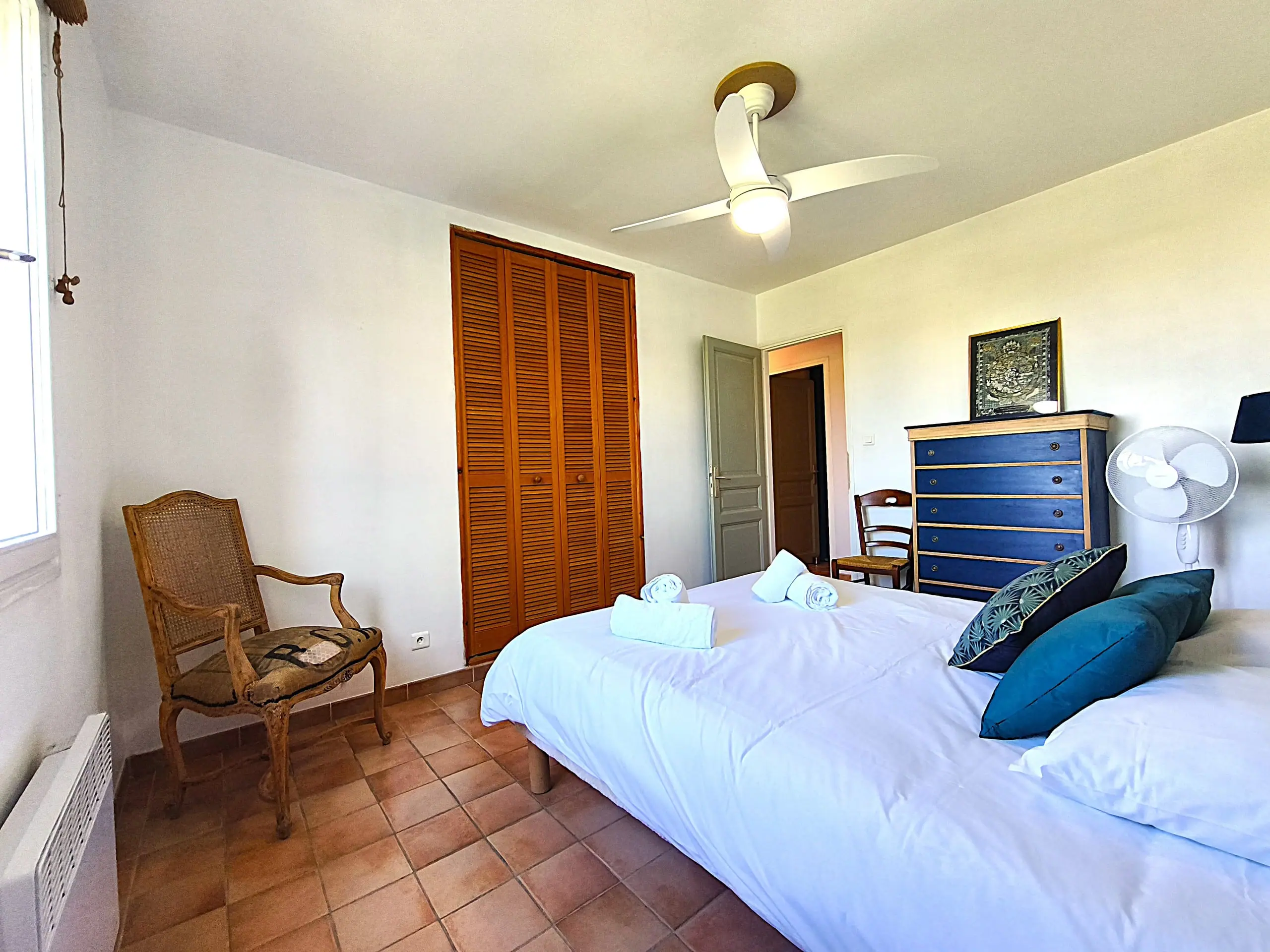 Le placard et le ventilateur de plafond de la troisième chambre