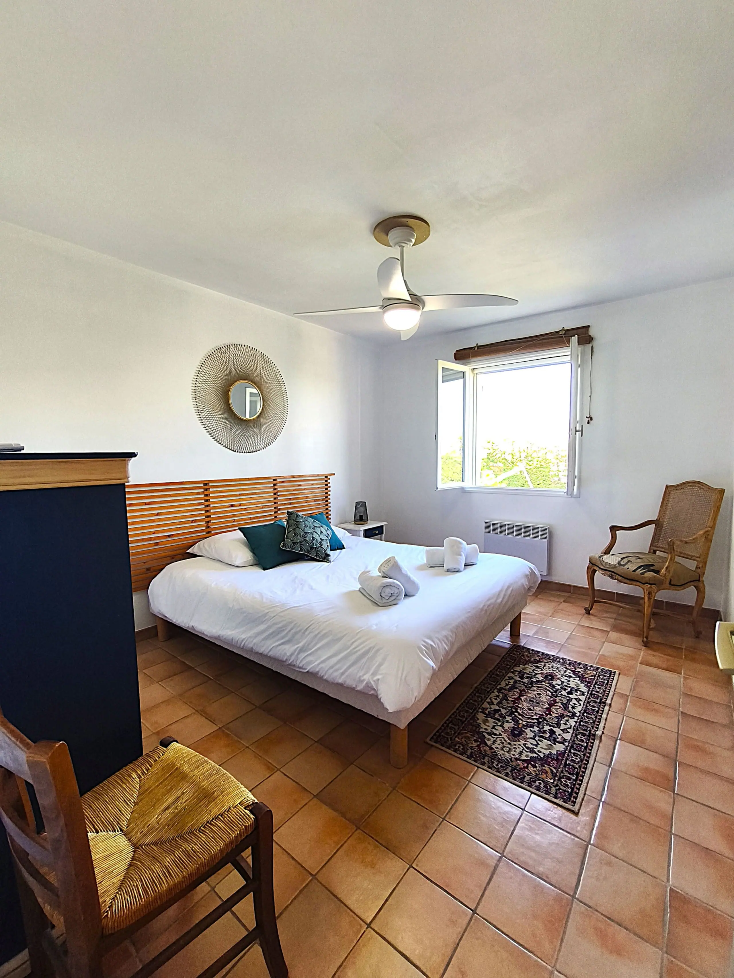 Troisième chambre de plain-pied, ouverte sur le jardin