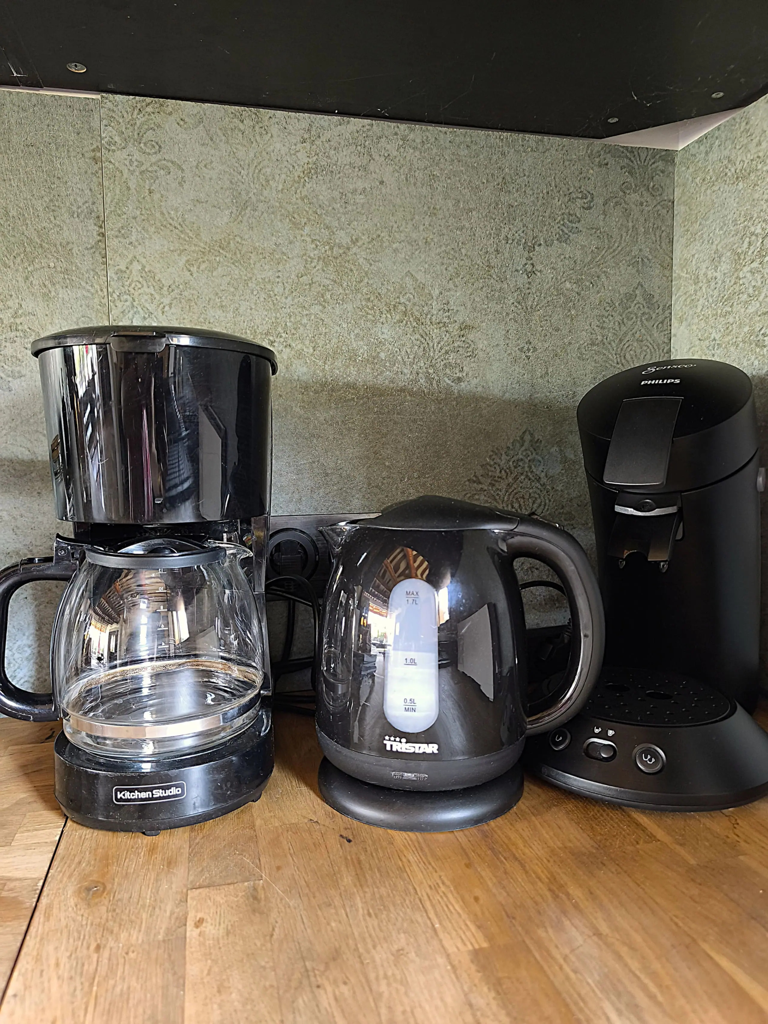 Bouilloire, cafetière filtre et machine à dosettes