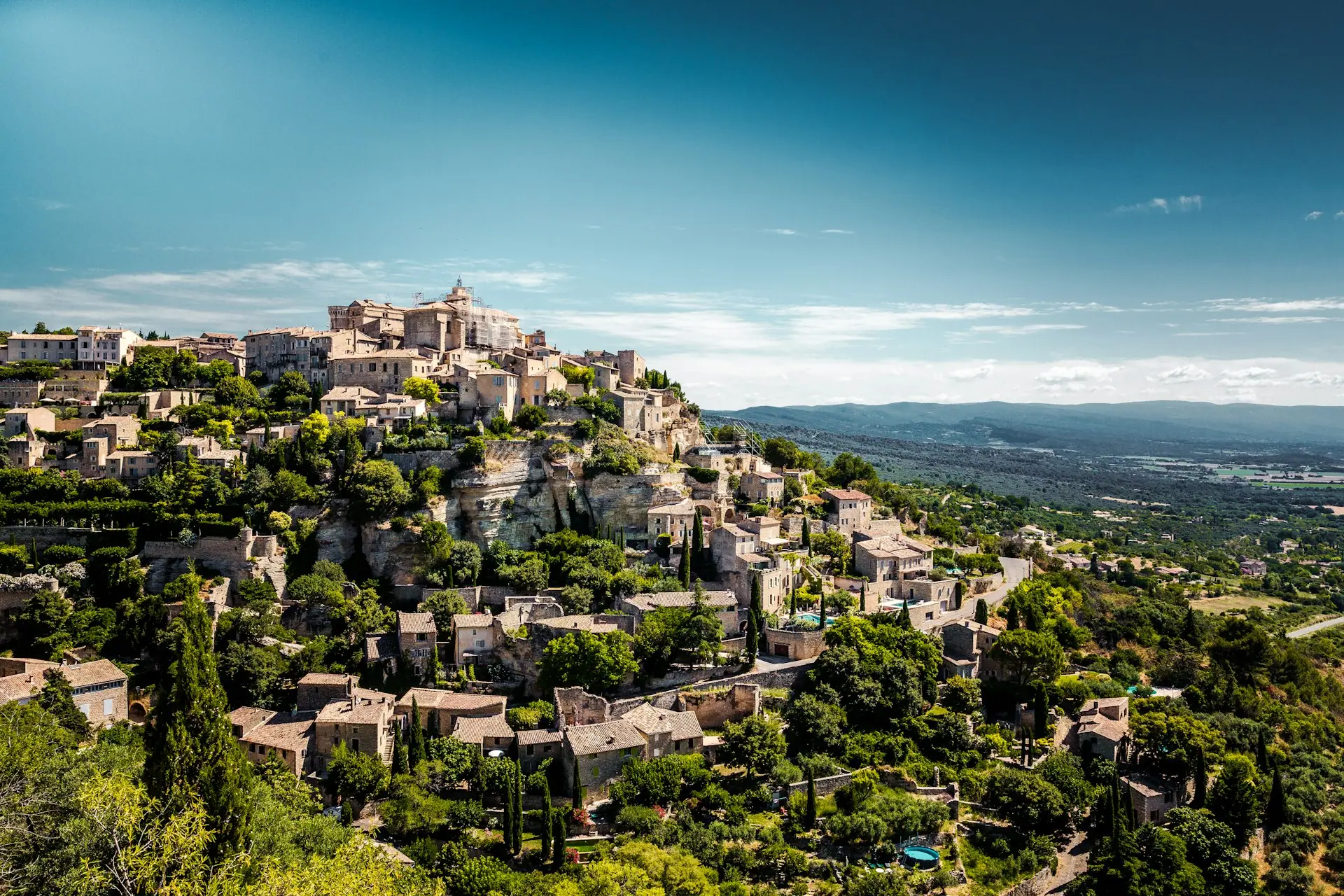 Le village perché de Gordes vu depuis la route d'arrivée