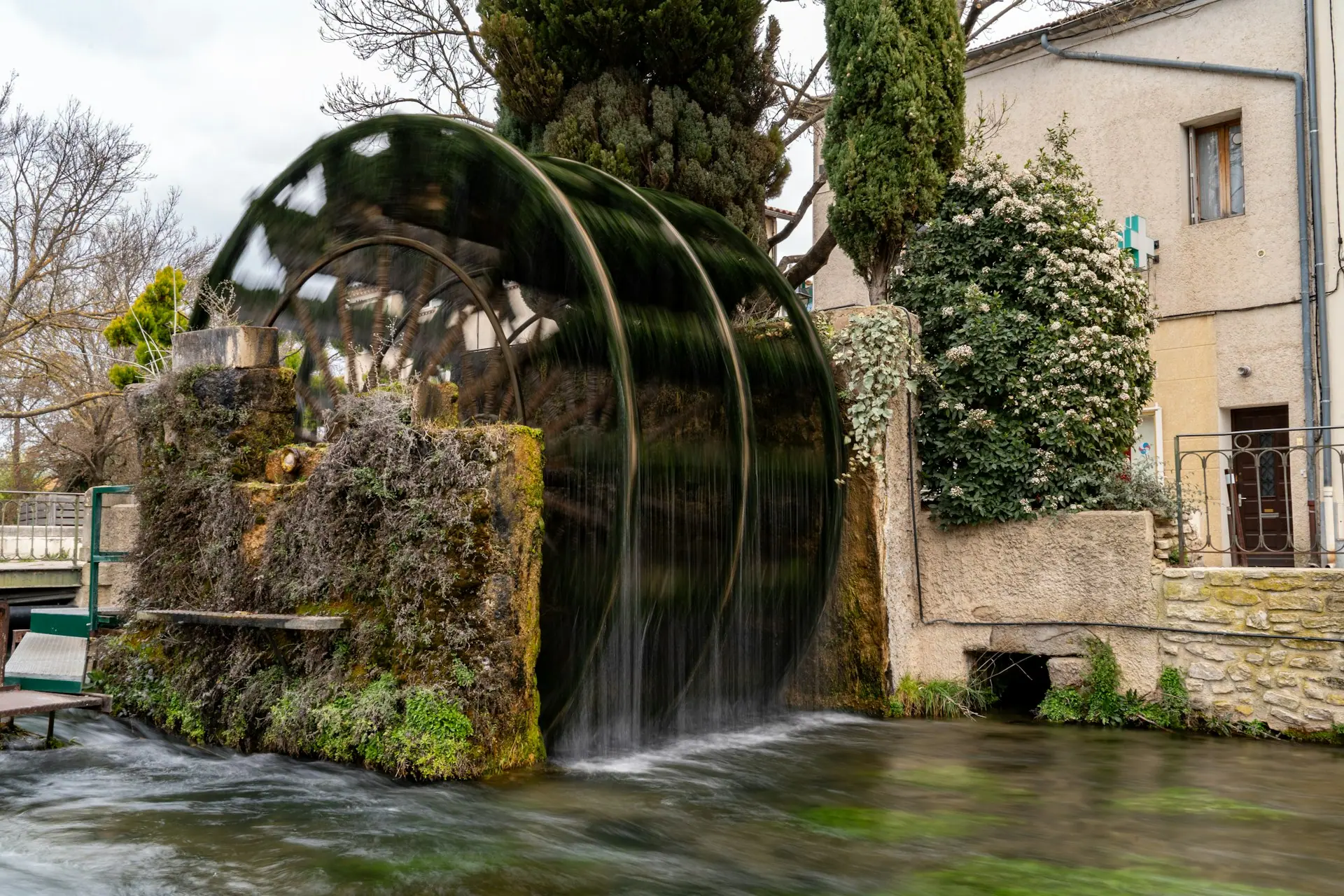 Roue à aubes en mouvement sur un canal de la Sorgue, à L'Isle-sur-la-Sorgue