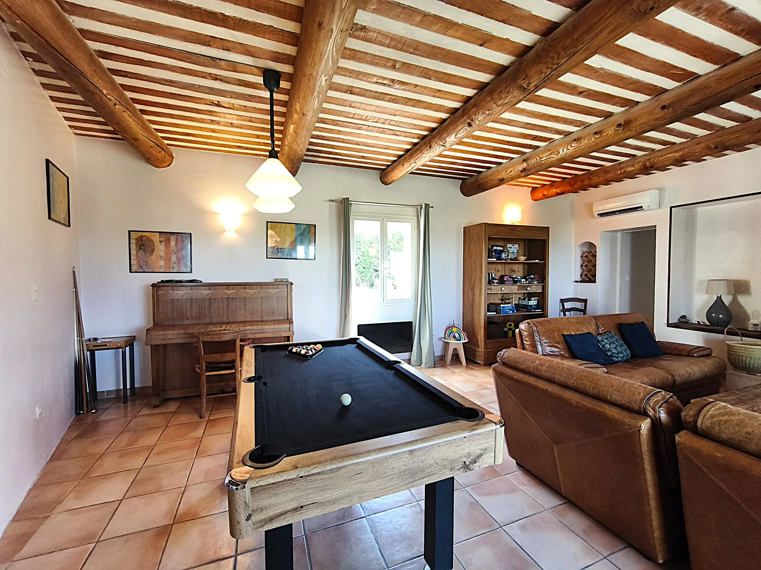 Le billard et le piano droit du salon