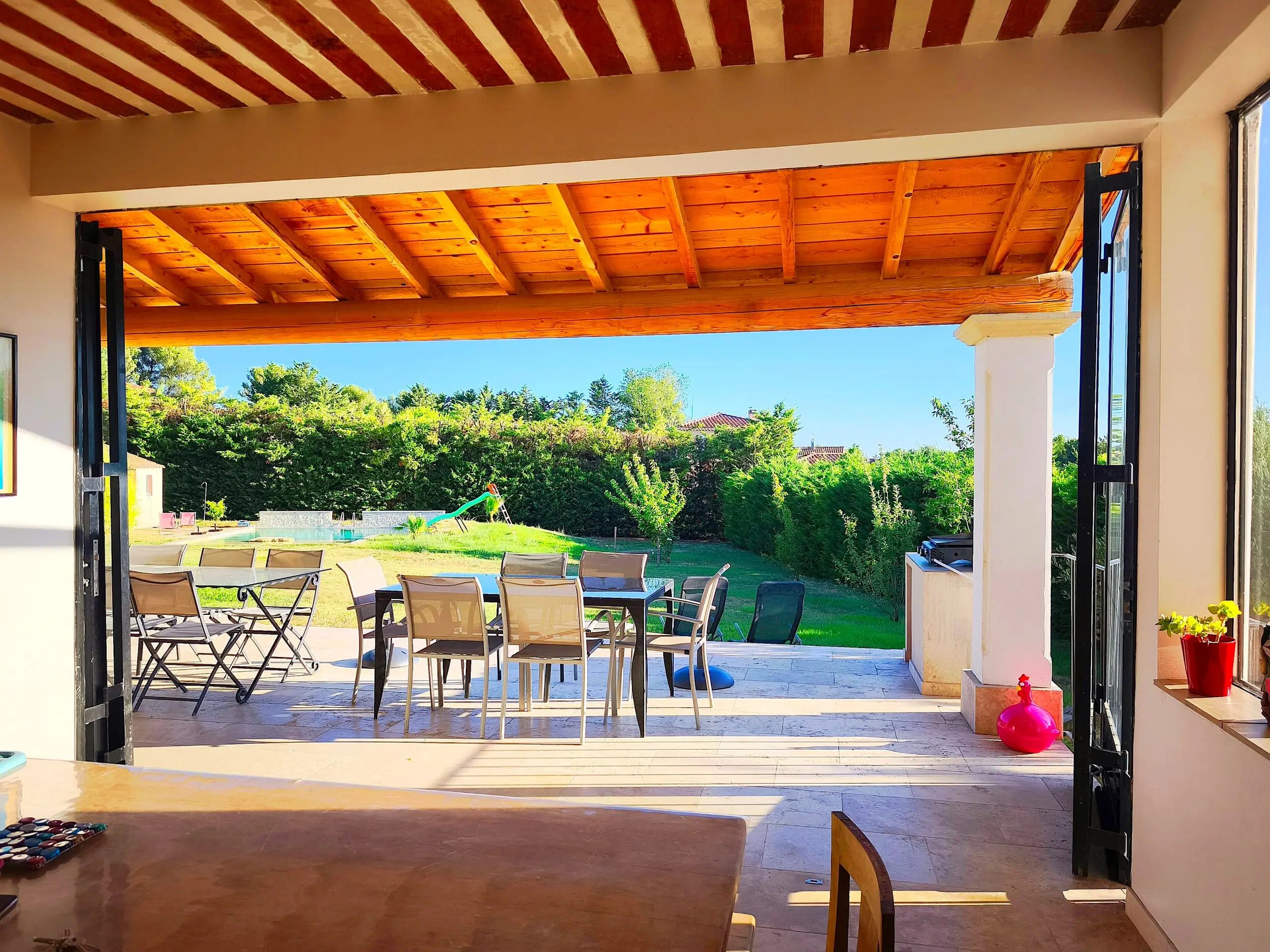 Le séjour ouvert sur la terrasse et la piscine