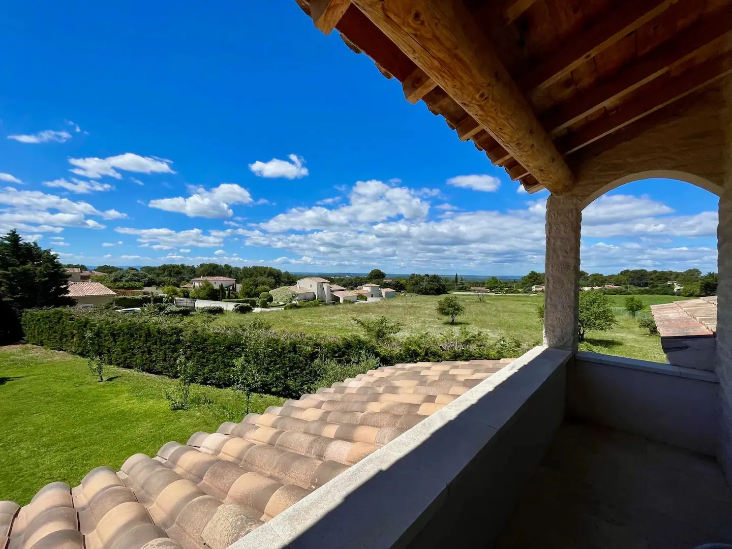 La vue sur la campagne depuis le balcon de la suite parentale