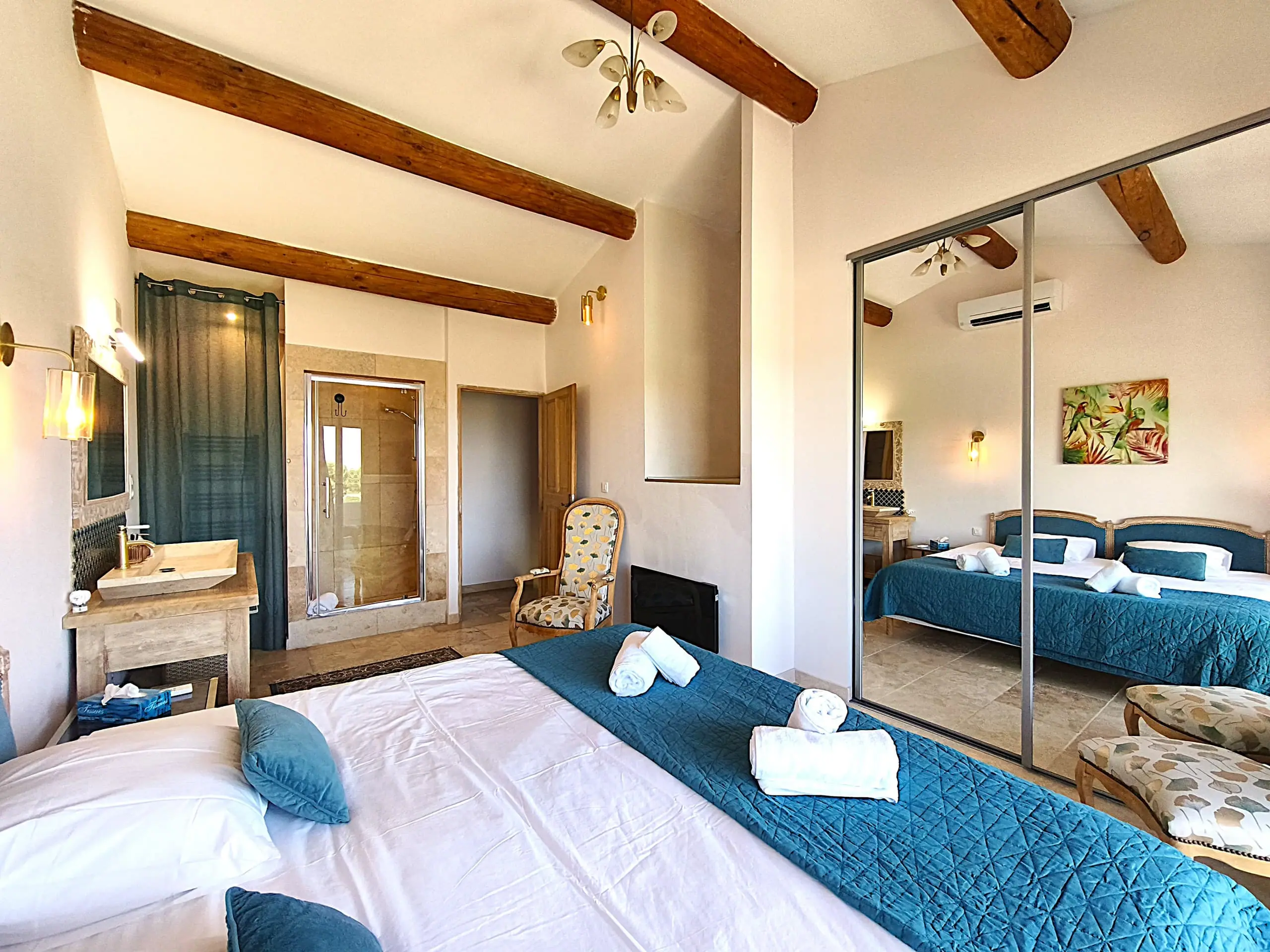 Suite parentale de la Villa Roucas avec lit king size et vue dégagée
