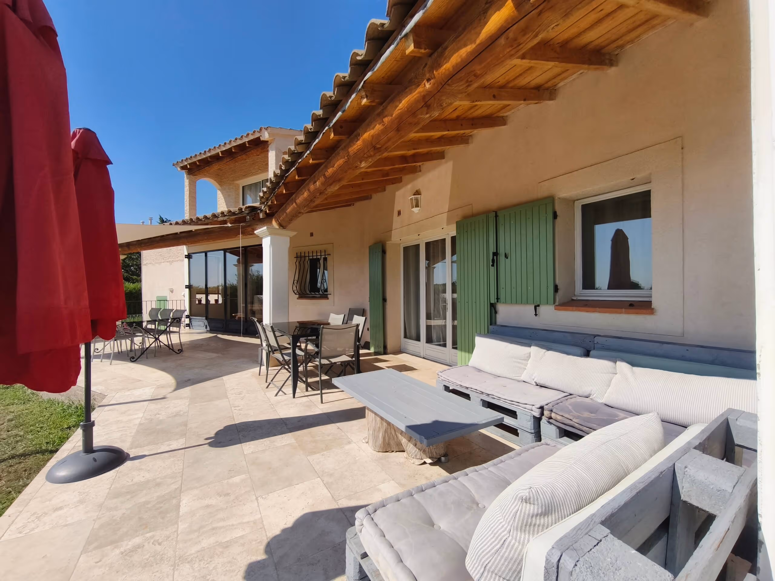 Le salon extérieur de la Villa Roucas installé sous la terrasse couverte