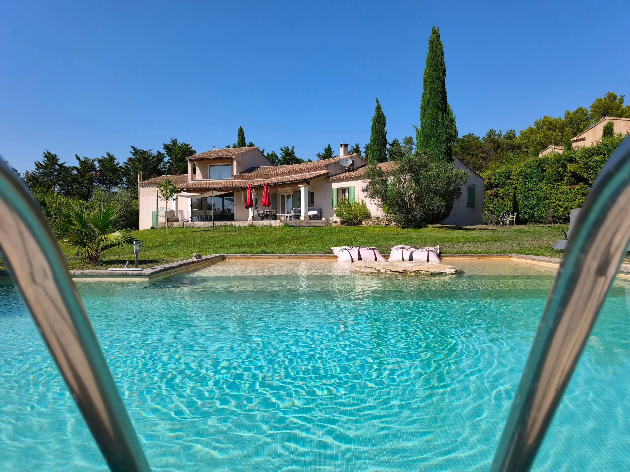 La maison provençale vue depuis le bord de la piscine