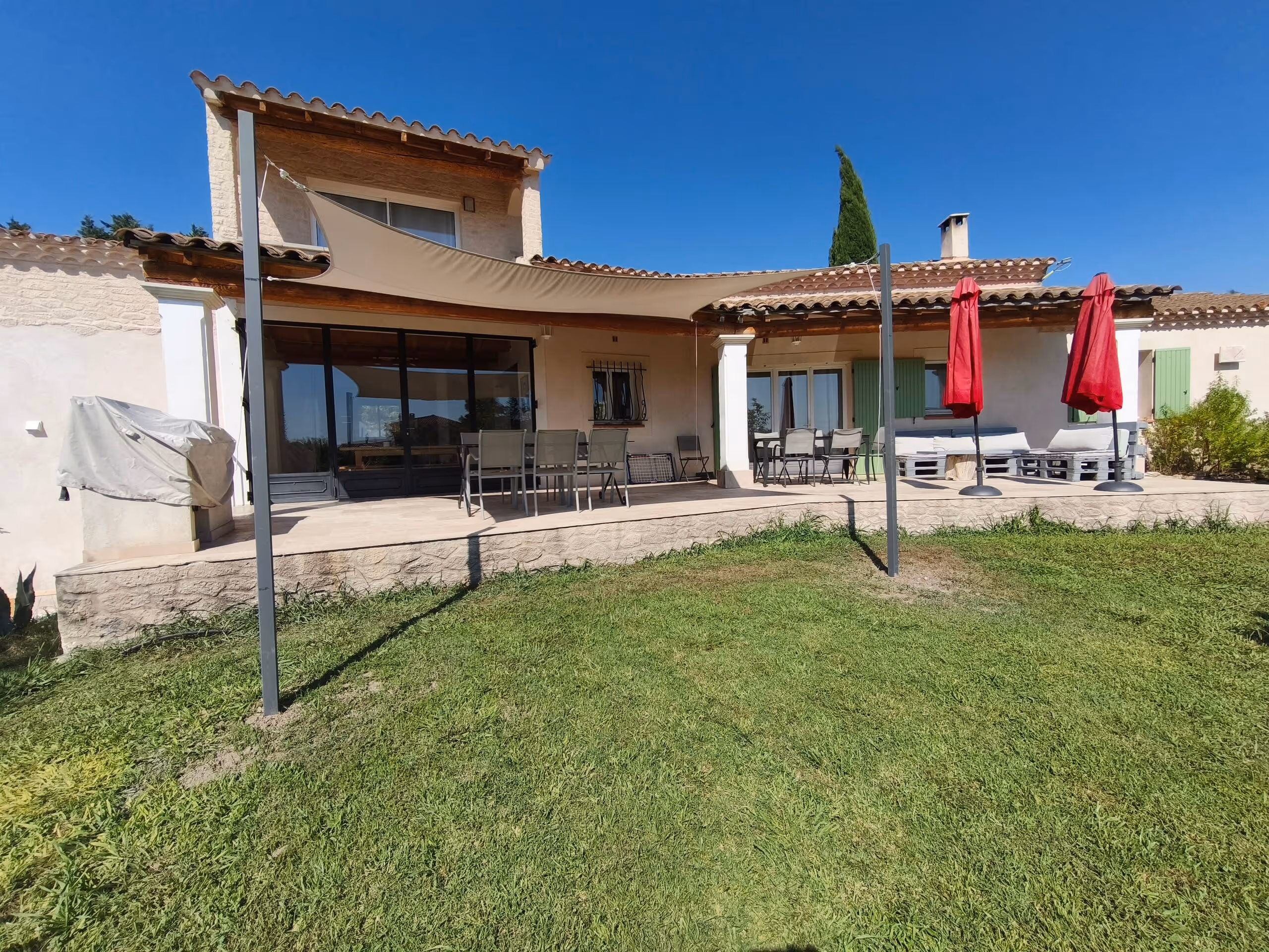 La Villa Roucas et sa terrasse couverte vue depuis le jardin